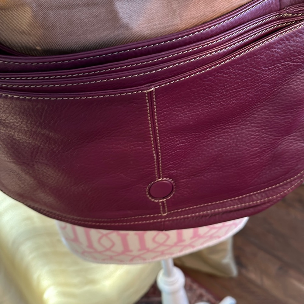 Isaac mizrahi live leather shoulder bag with gold chain